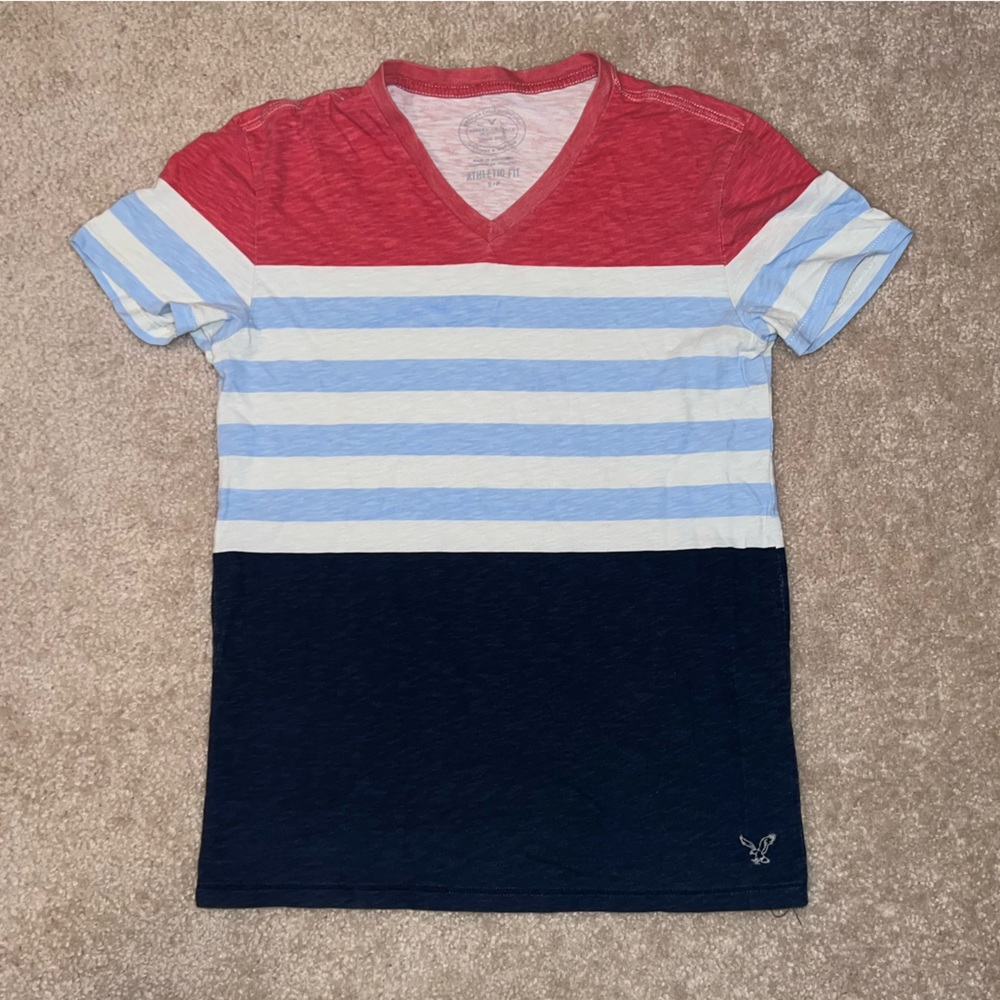 American Eagle vneck t-shirt
